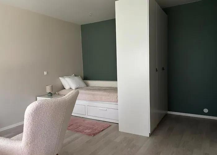 Cozy For 2 - Free Parking Apartment