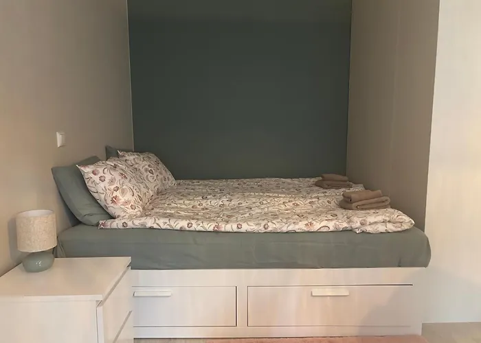 Cozy For 2 - Free Parking Apartment